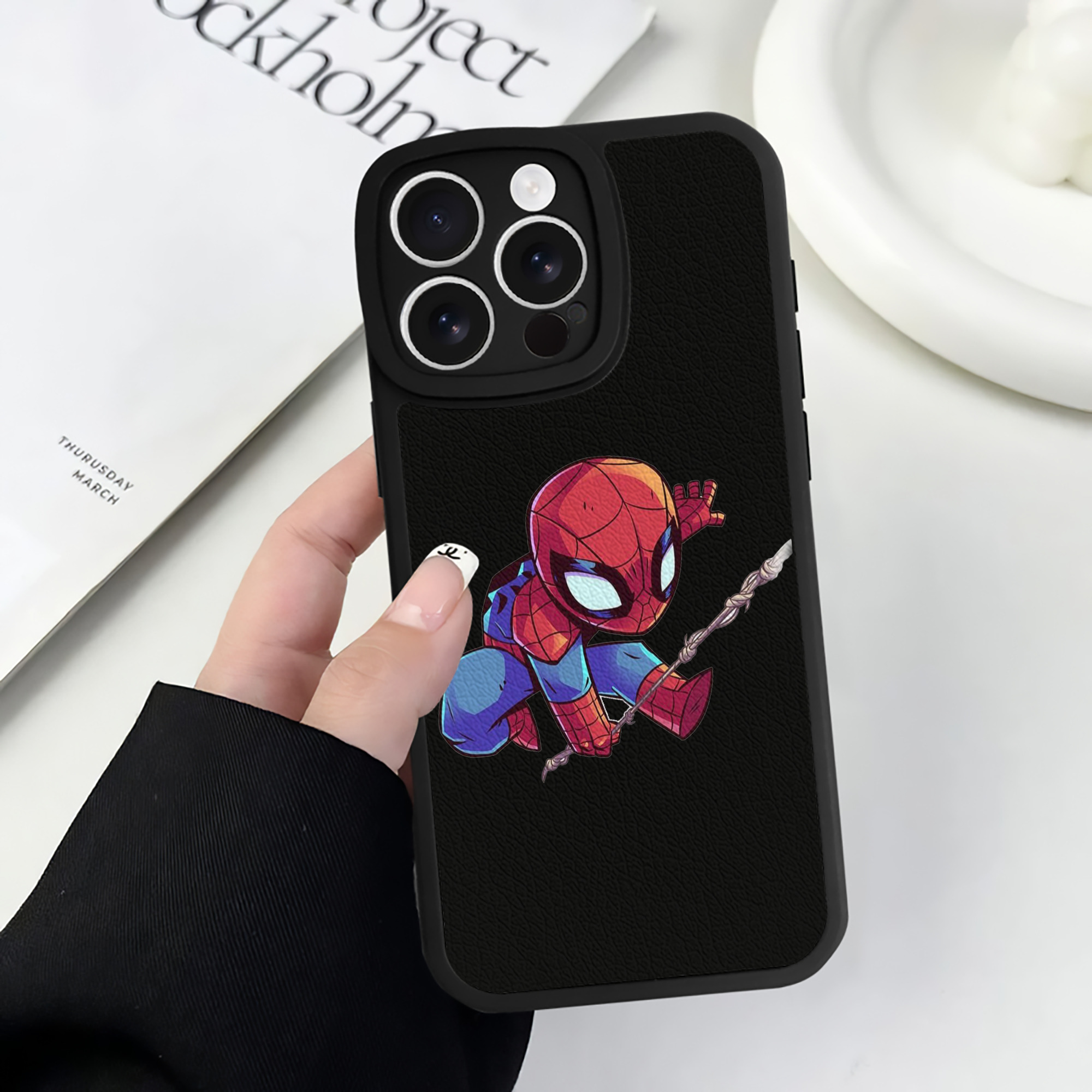 （画像用） アベンジャーズ The Avengers 【iPhone 16シリーズ対応】シリコンスマホケース（レザー調） 材質：シリコン